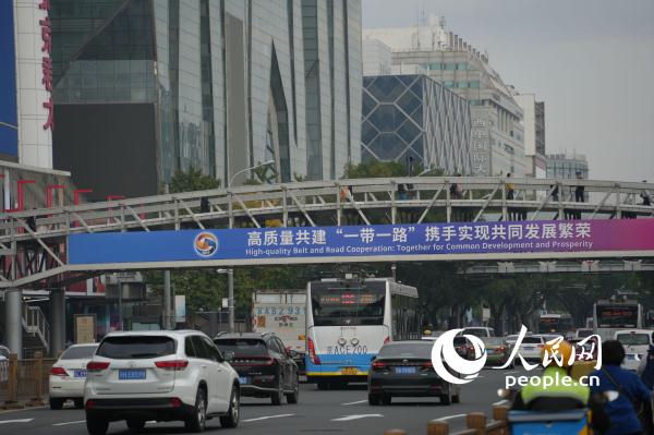 喜迎“一带一路”国际合作高峰论坛 北京街头“氛围感”拉满 喜迎“一带一路”国际合作高峰论坛 北京街头“氛围感”拉满