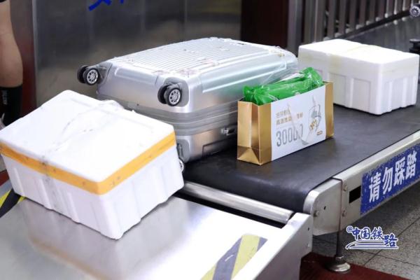 又见拎泡沫箱坐高铁，这波是“鲜货”