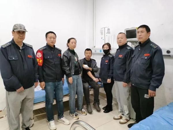 男子被收割机割伤手指,紧急求助! 男子被收割机割伤手指,紧急求助!