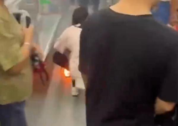 警惕！地铁车厢突然冒烟起火，又是这东西惹的祸→