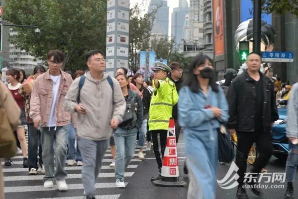 上海体育场外这栋楼火了!300元卖“阳台票”看周杰伦演唱会?律师提醒→ 上海体育场外这栋楼火了!300元卖“阳台票”看周杰伦演唱会?律师提醒→