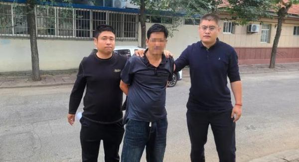 他戴上白色鸭舌帽扬长而去！3小时后被刑拘！