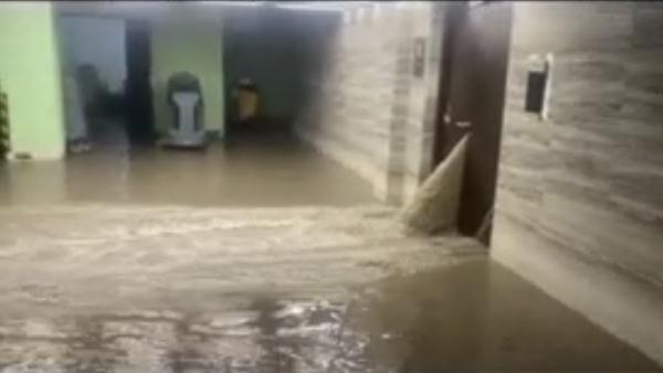 业主私挖地下室竟挖通河道，河水倒灌小区车库......官方通报