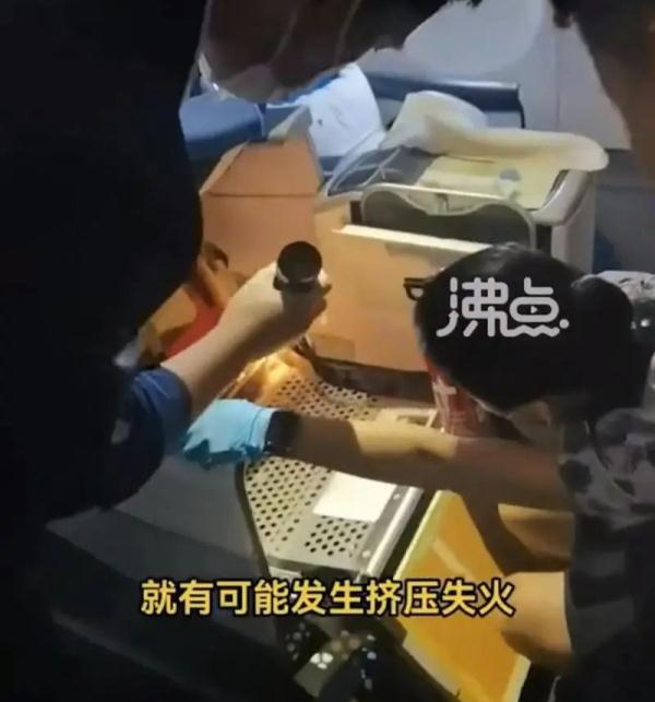 一地铁车厢突然冒烟起火!又是这东西惹祸→ 一地铁车厢突然冒烟起火!又是这东西惹祸→