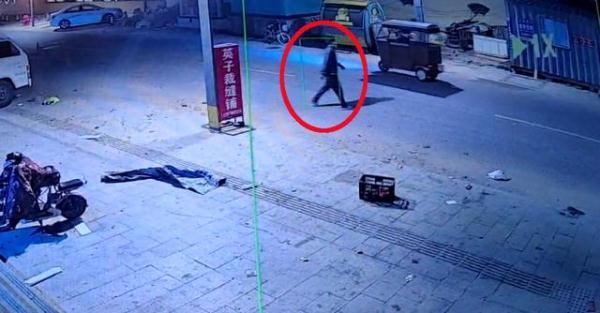 他戴上白色鸭舌帽扬长而去！3小时后被刑拘！