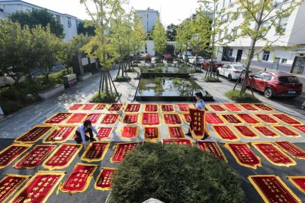 啥派出所啊！锦旗摆了一停车场