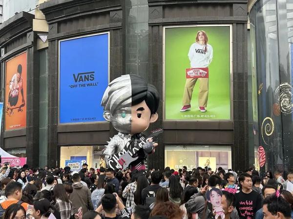 上海体育场外这栋楼火了!300元卖“阳台票”看周杰伦演唱会?律师提醒→ 上海体育场外这栋楼火了!300元卖“阳台票”看周杰伦演唱会?律师提醒→