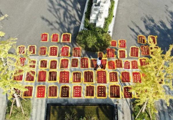 啥派出所啊！锦旗摆了一停车场