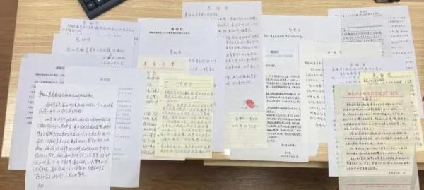 啥派出所啊！锦旗摆了一停车场