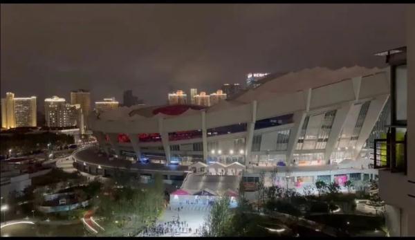 上海体育场外这栋楼火了!300元卖“阳台票”看周杰伦演唱会?律师提醒→ 上海体育场外这栋楼火了!300元卖“阳台票”看周杰伦演唱会?律师提醒→