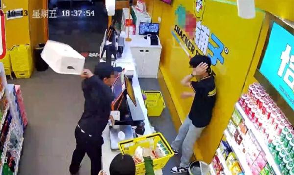 抓获归案!广西警方通报“男子换零钱未果扇收银员耳光” 抓获归案!广西警方通报“男子换零钱未果扇收银员耳光”
