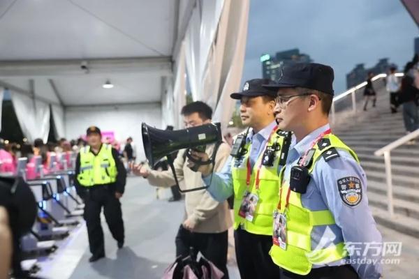 上海体育场外这栋楼火了!300元卖“阳台票”看周杰伦演唱会?律师提醒→ 上海体育场外这栋楼火了!300元卖“阳台票”看周杰伦演唱会?律师提醒→