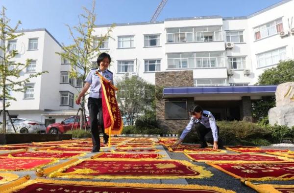 啥派出所啊！锦旗摆了一停车场