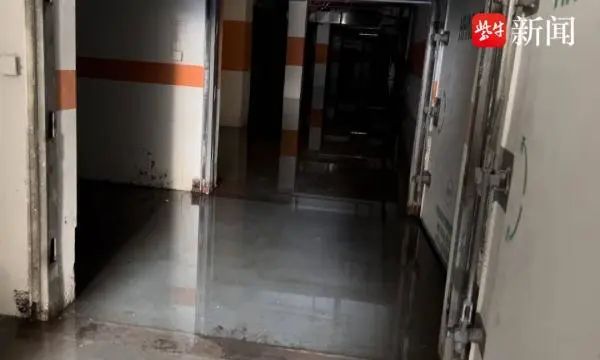 业主私挖地下室竟挖通河道，河水倒灌小区车库......官方通报