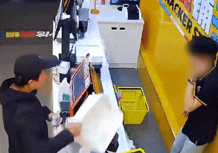 男子换零钱遭拒，又打又砸：你昏头啦，找死啊！警方通报