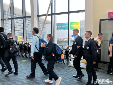 杭州机场迎来亚残运会代表团进港高峰