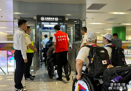 杭州机场迎来亚残运会代表团进港高峰
