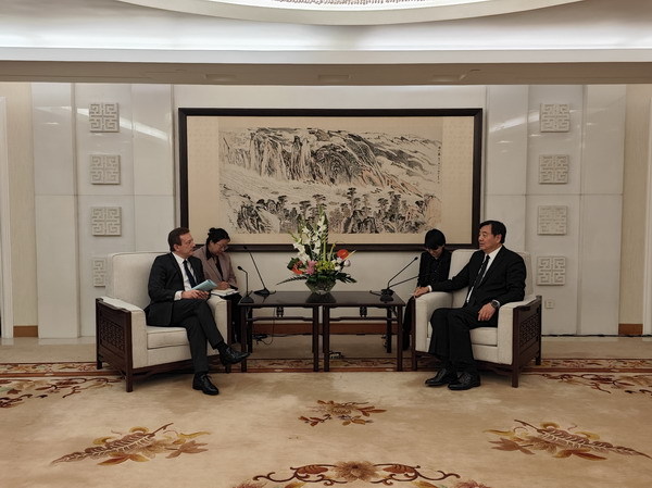 中国政府中东问题特使翟隽会见法国驻华大使白玉堂