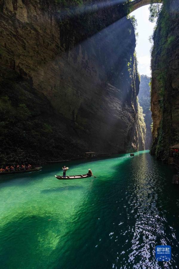 湖北鹤峰秋日峡谷景如画