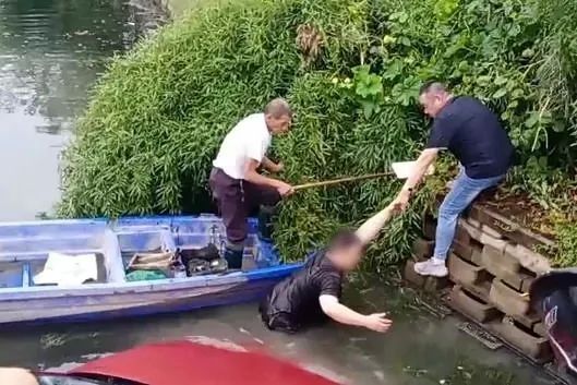 孤舟老翁一看就是高手！划着同款小船，俩71岁大爷救下两条命
