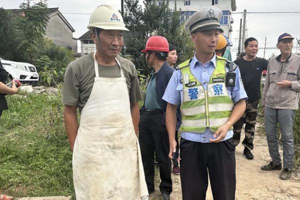 孤舟老翁一看就是高手！划着同款小船，俩71岁大爷救下两条命