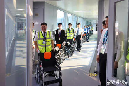 杭州机场迎来亚残运会代表团进港高峰