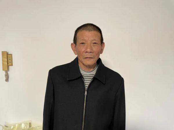 孤舟老翁一看就是高手！划着同款小船，俩71岁大爷救下两条命