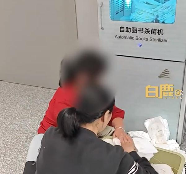 上海图书馆内2名女子这样消毒尿布，旁观者极度不适