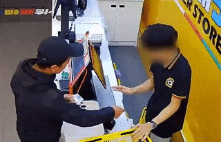 男子换零钱遭拒，又打又砸：你昏头啦，找死啊！警方通报