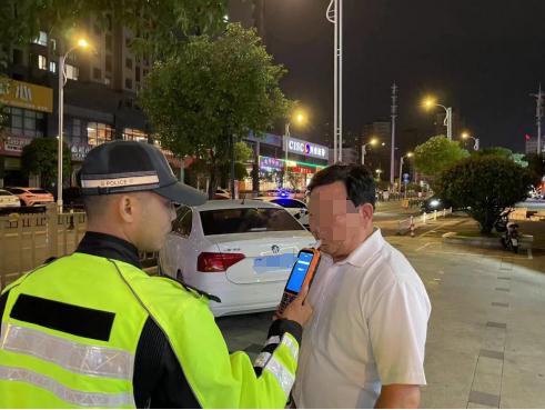 会车吵架,男子发现对方不对劲,转头报警 会车吵架,男子发现对方不对劲,转头报警