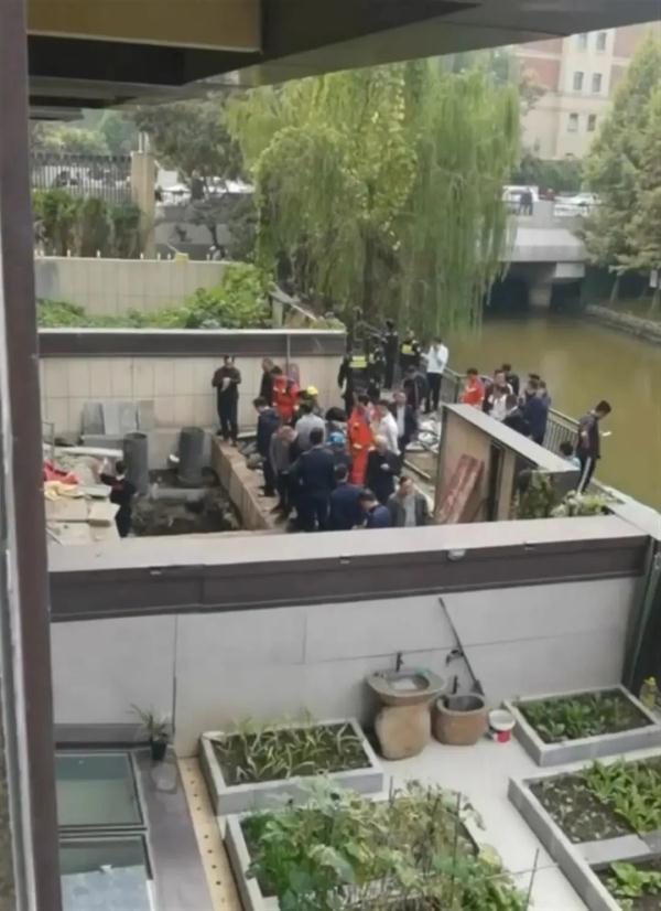 业主私挖地下室竟挖通河道？公安部门已立案！