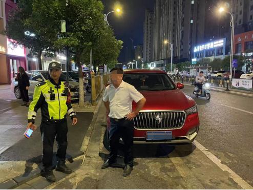 会车吵架,男子发现对方不对劲,转头报警 会车吵架,男子发现对方不对劲,转头报警