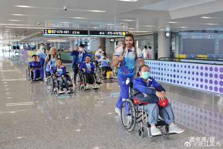 杭州机场迎来亚残运会代表团进港高峰