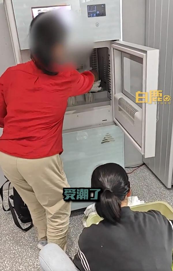上海图书馆内2名女子这样消毒尿布，旁观者极度不适