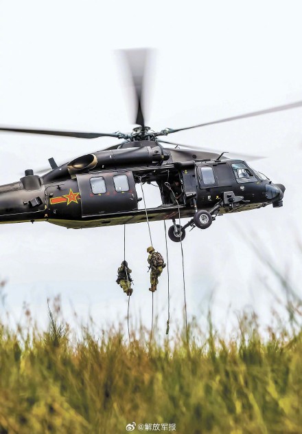 铁翼飞旋！直击某陆航旅海上实弹射击训练