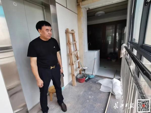 顶楼住户出资50万元，给全楼装了电梯