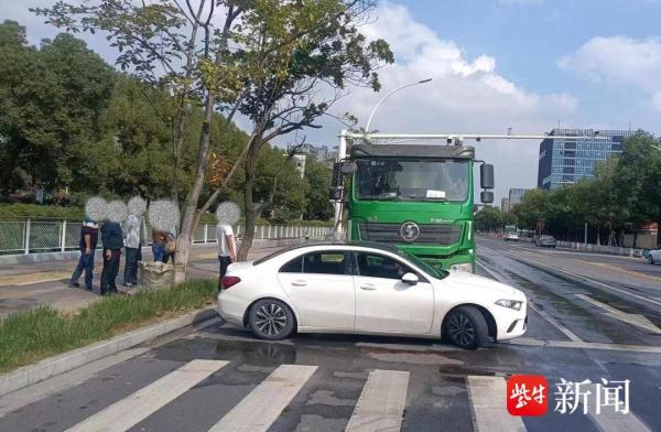 强行变道酿事故，大货车将小轿车撞横起来还顶到了路口