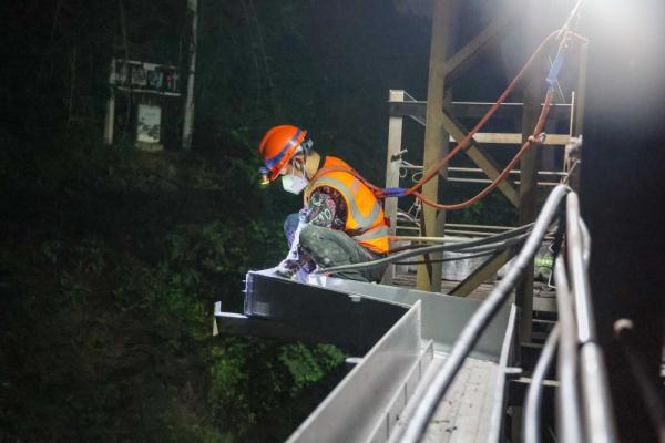 重庆兰渝、遂渝铁路桥梁电缆设施开启首次大修