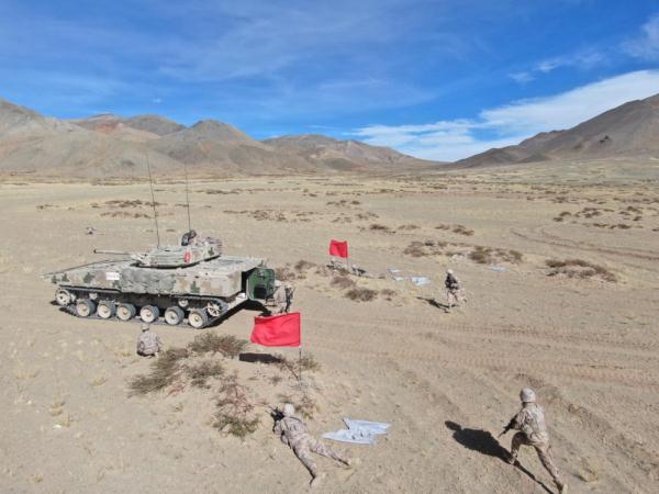 第76集团军某旅组织实弹射击演练砥砺胜战硬功
