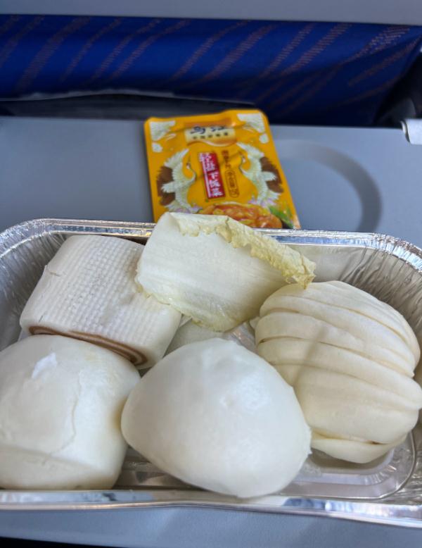 知名航司的飞机餐只有4个馒头、1片白菜?网友热议! 知名航司的飞机餐只有4个馒头、1片白菜?网友热议!