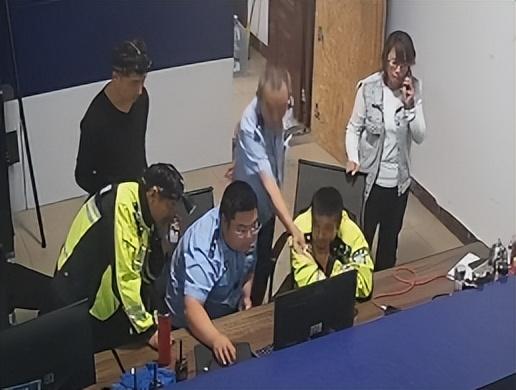 凌晨3点,他们在派出所门口拍下这张合影 凌晨3点,他们在派出所门口拍下这张合影