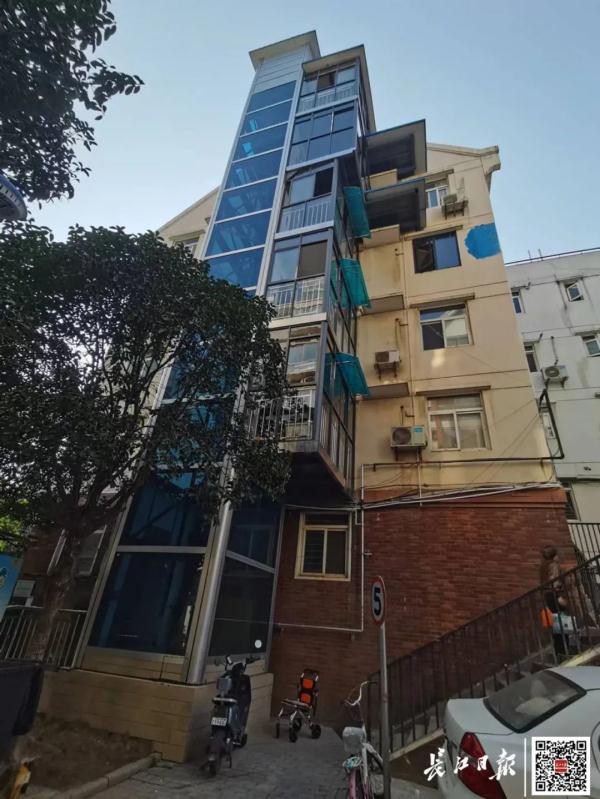 顶楼住户出资50万元，给全楼装了电梯
