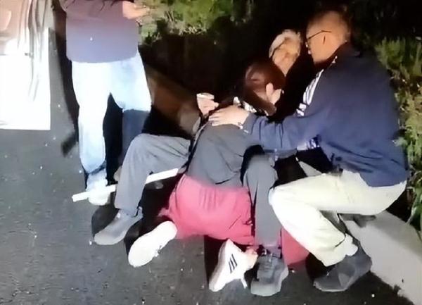 凌晨3点,他们在派出所门口拍下这张合影 凌晨3点,他们在派出所门口拍下这张合影