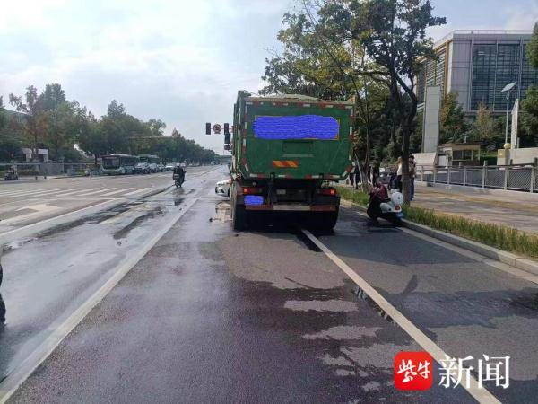 强行变道酿事故，大货车将小轿车撞横起来还顶到了路口