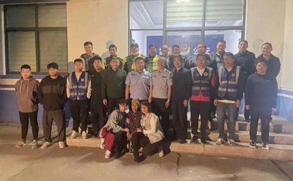 凌晨3点,他们在派出所门口拍下这张合影 凌晨3点,他们在派出所门口拍下这张合影