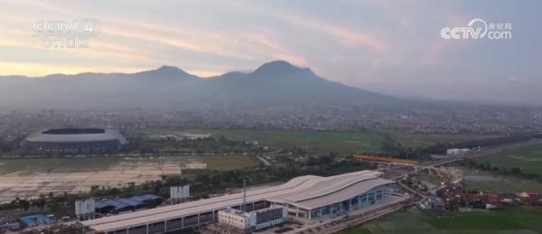 中国技术标准落地生根 雅万高铁跑出“中国速度”