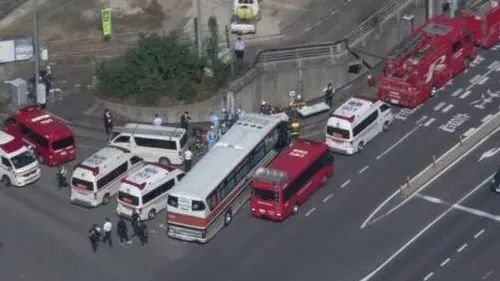 日本奈良县一满载小学生的观光巴士发生车祸 已致18人受伤