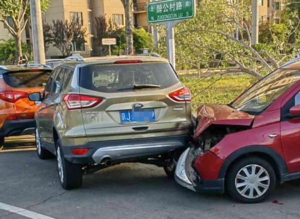 北京街头一起离奇车祸,一辆车前后左右都被撞了