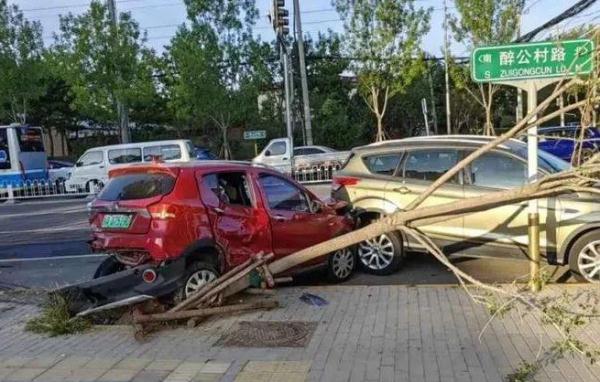 北京街头一起离奇车祸,一辆车前后左右都被撞了