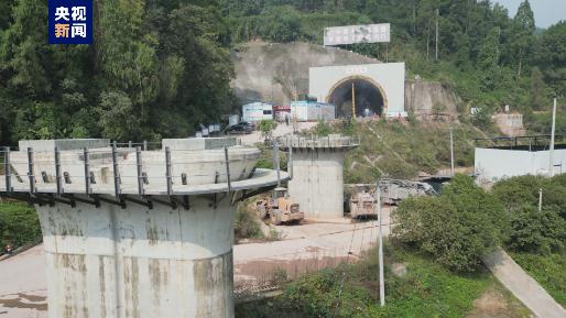 全长5471米 渝湘高铁坝子隧道顺利贯通